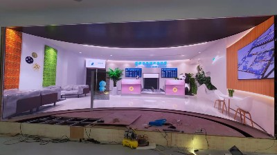 55寸LOED弧形滑軌屏-助力成都芯谷產業(yè)園多媒體展廳建設