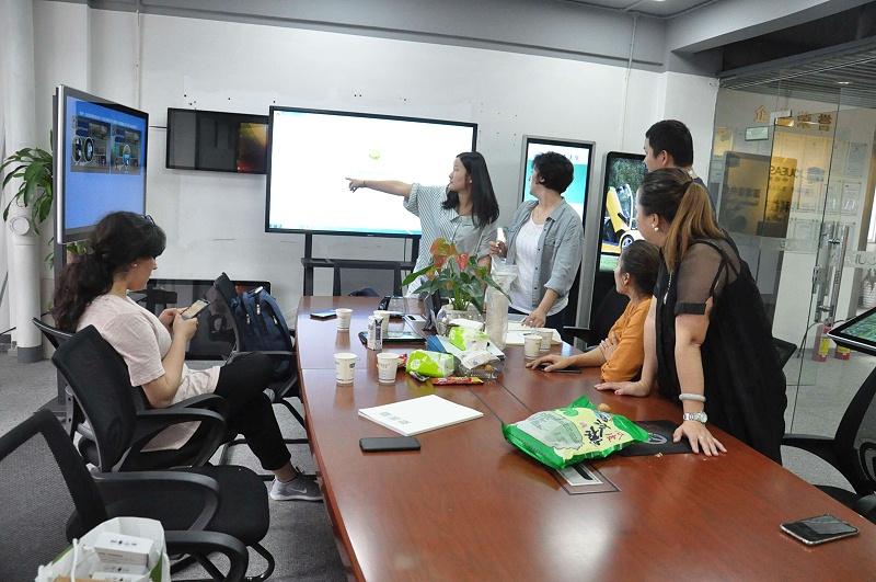 深圳中億?？萍紵崃覛g迎迪拜客戶蒞臨我司參觀考察